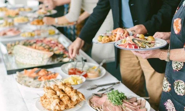 Đi ăn buffet 5 lần một tháng, cô gái bị nhà hàng kiện ra toà vì lý do này