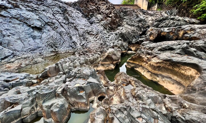 Vẻ đẹp hùng vĩ của bãi đá cổ triệu năm tuổi ở Gia Lai 