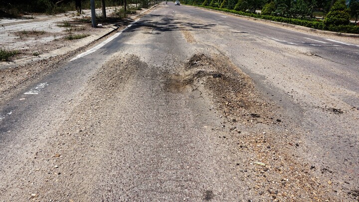 Đường trọng điểm của tỉnh Bình Định sau 5 lần sửa chữa vẫn liên tục hư hỏng
