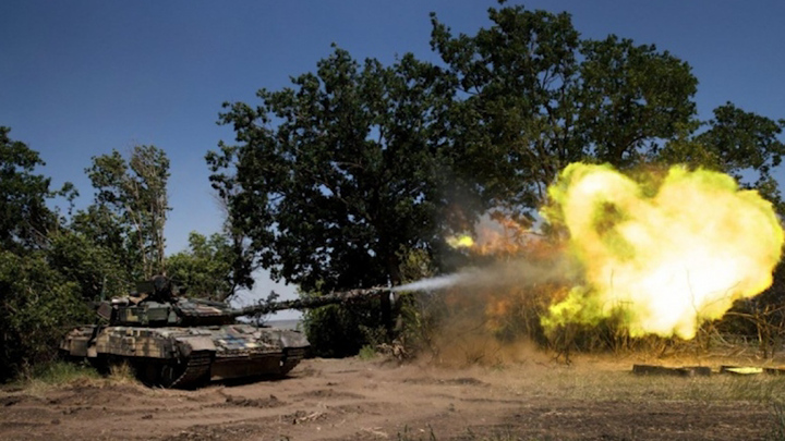 Lựu pháo D-30 của Nga phối hợp UAV tấn công trạm radar của Ukraine