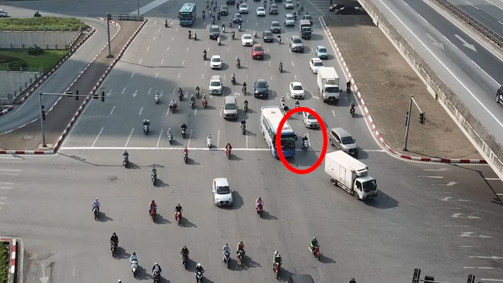 Hình ảnh kinh hãi ở ngã tư 'chuyên tạt đầu' nguy hiểm gây bức xúc nhất Hà Nội