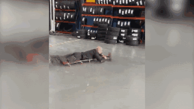 Thợ cơ khí dùng máy khoan, xe đẩy thi triển 'lăng ba vi bộ'