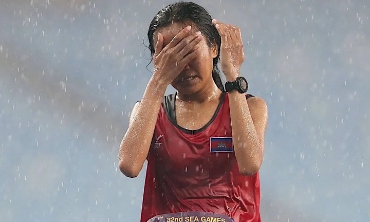 VĐV Campuchia vừa chạy vừa khóc dưới mưa dùng tiền thưởng trả nợ cho mẹ
