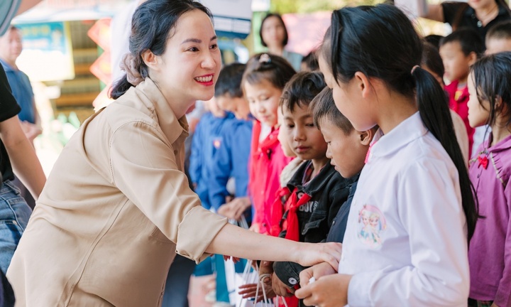 Hathor Group trao hơn 3.000 phần quà cho trẻ em Hà Giang