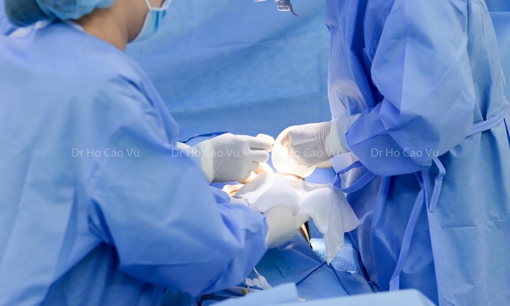 Ngực bị thông khe sau nâng ngực, nguyên nhân do đâu?