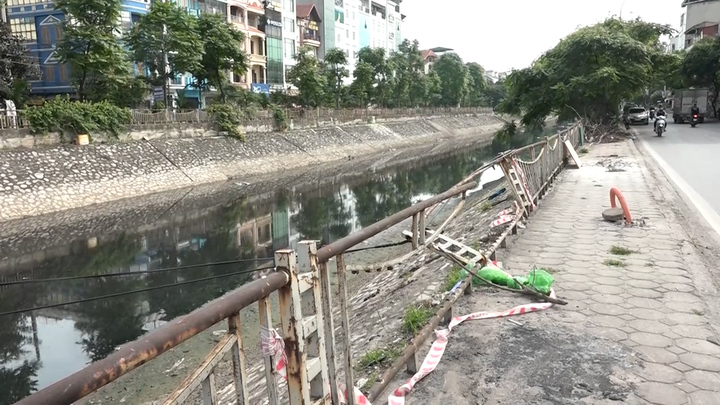 Lan can bờ sông Tô Lịch hư hỏng, nhiều đoạn 'biến mất'