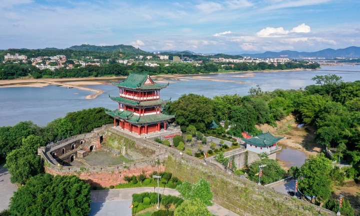 Thị trấn nghìn năm không ngập dù xung quanh là sông ngòi