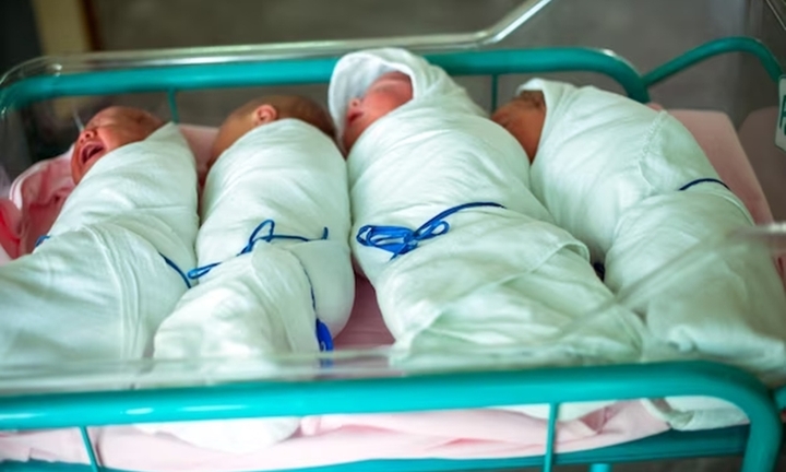 Thấy vợ sinh 4, chồng sợ hãi bỏ mặc không chịu đến thăm