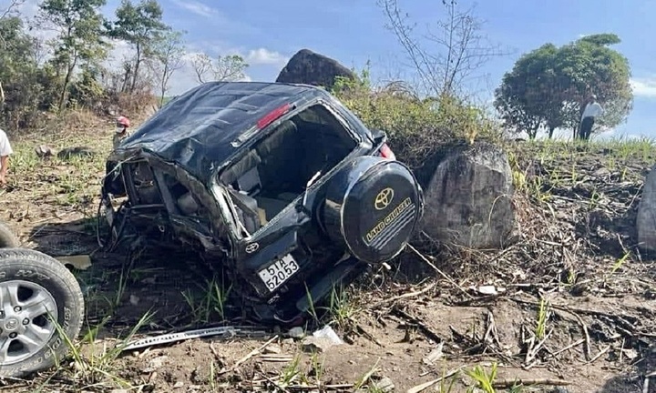 Ô tô 7 chỗ Land Cruiser lao xuống rẫy vắng, tài xế thiệt mạng