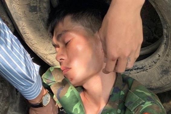 Bắt giữ nghi phạm dùng dao đâm vợ tử vong, trốn trong đống lốp xe cũ