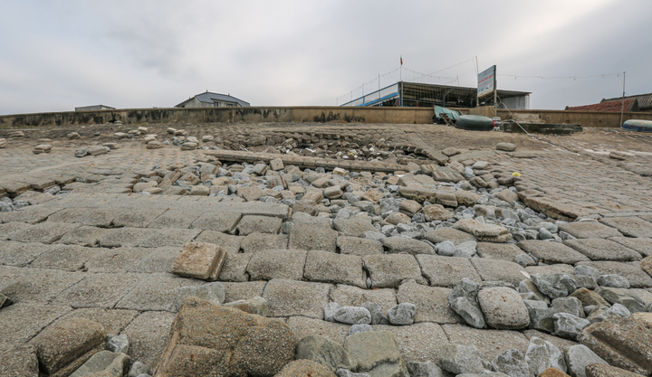 Hà Tĩnh: Sạt lở kè biển kéo dài 500m