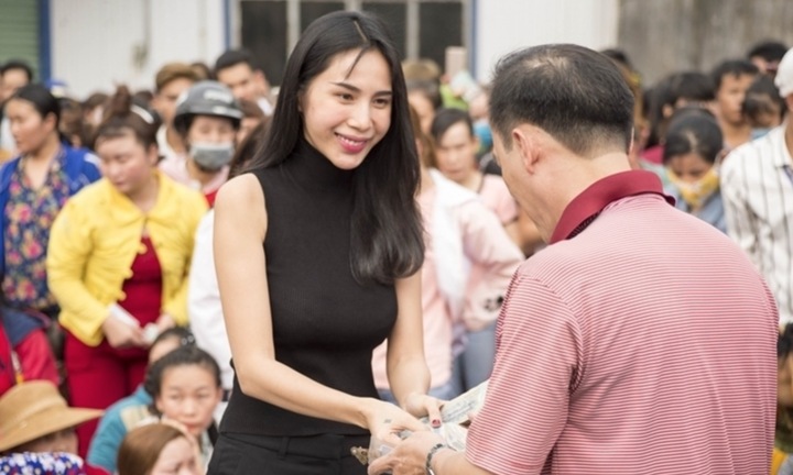 Thuỷ Tiên lần đầu giải thích việc đếm '6 tờ 500 nghìn thành 5 triệu đồng'