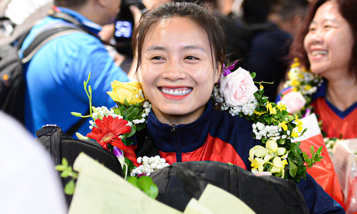 Người hâm mộ vây kín chào đón tuyển nữ Việt Nam về nước