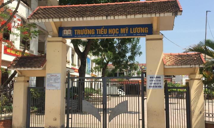 Nữ sinh lớp 5 bị nhóm bạn bắt quỳ gối, cởi đồ