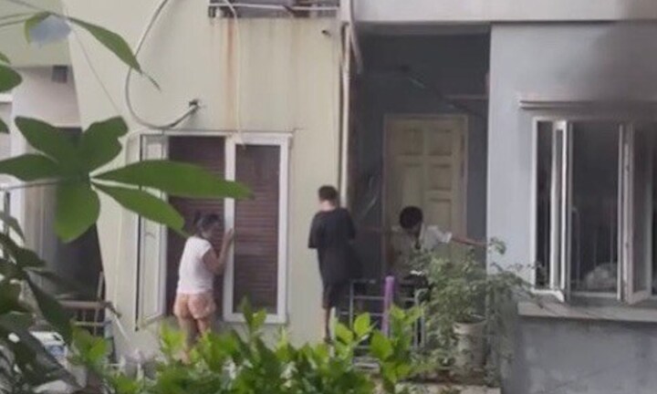 Cháy nhà 4 tầng ở Hà Nội, người đàn ông đưa vợ và 2 con trèo ban công thoát thân