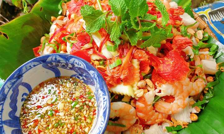 Gỏi gà măng cụt, trà hoa giấy gây bão mạng: Chuyên gia dinh dưỡng nói gì?