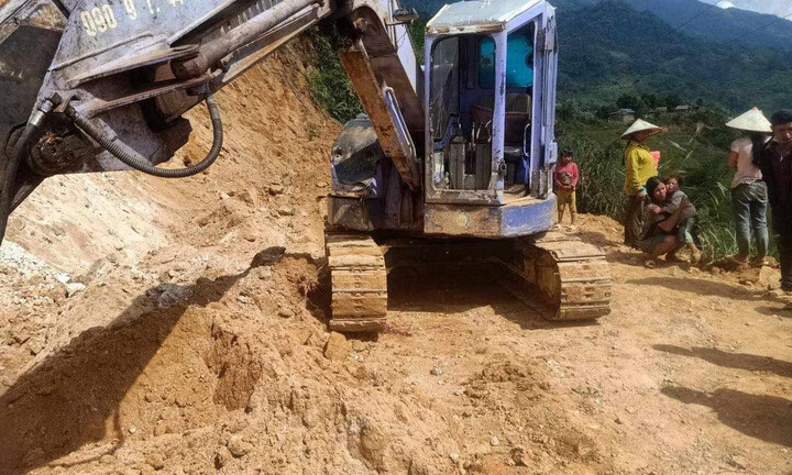 Kon Tum: Bất cẩn khi lái máy múc thi công đường khiến bé trai 8 tuổi tử vong