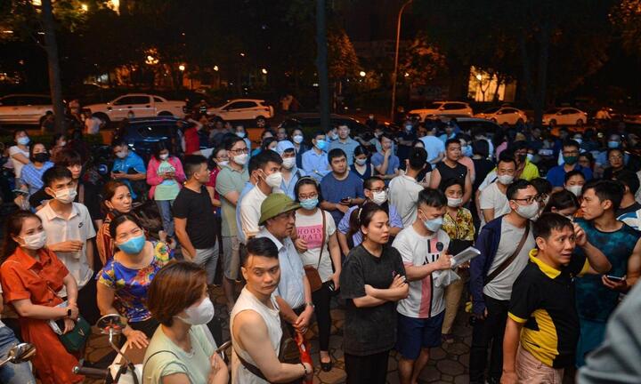 Câu chuyện xếp hàng mua nhà ở xã hội và cam kết của nhiều đời Bộ trưởng Xây dựng