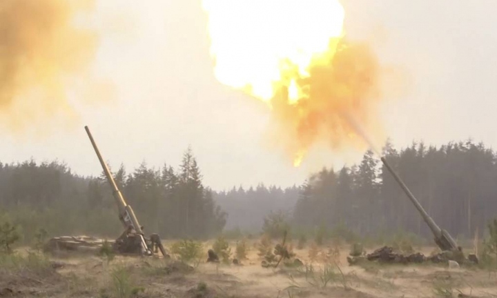 Pháo chống tăng MT-12 Rapira của Nga khai hỏa vào các vị trí của Ukraine