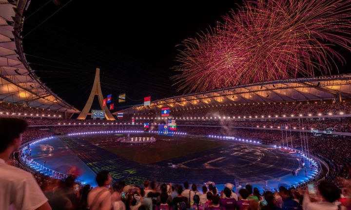 Mãn nhãn 5 phút pháo hoa rực rỡ khép lại SEA Games 32