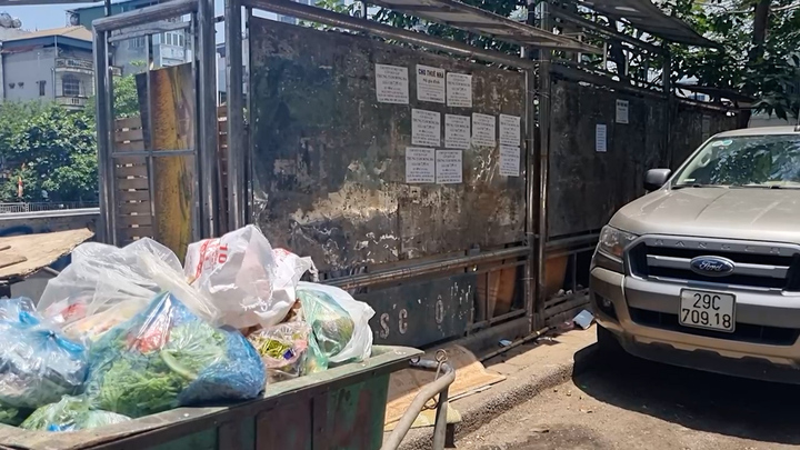 Biển quảng cáo rao vặt thành nơi tập kết rác thải