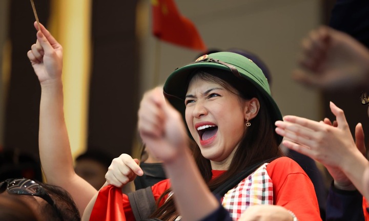Hòa Minzy đội mũ cối cổ vũ tại SEA Games 32 gây sốt với khán giả quốc tế