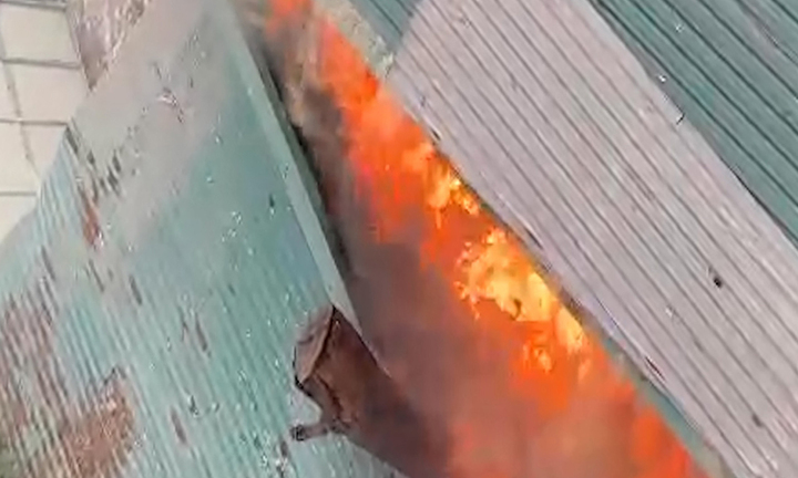 Hà Nội: Cháy trong khu dân cư, khói đen bốc cao