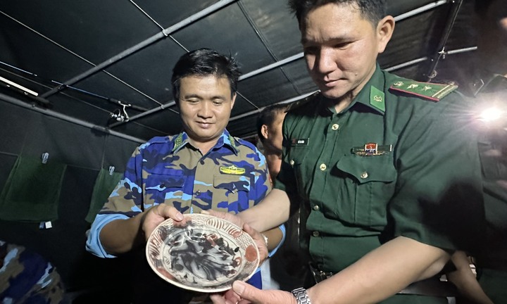 Tạm giữ nhiều gốm sứ nghi cổ vật ở vùng biển Quảng Ngãi