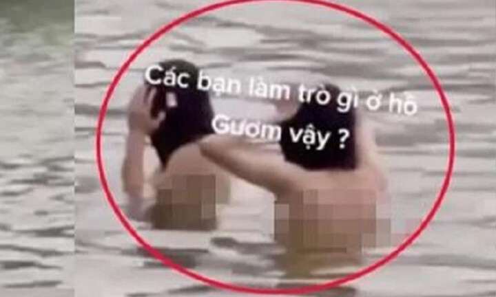 Đề nghị xử phạt 2 thanh niên 'tắm tiên' ở Hồ Gươm