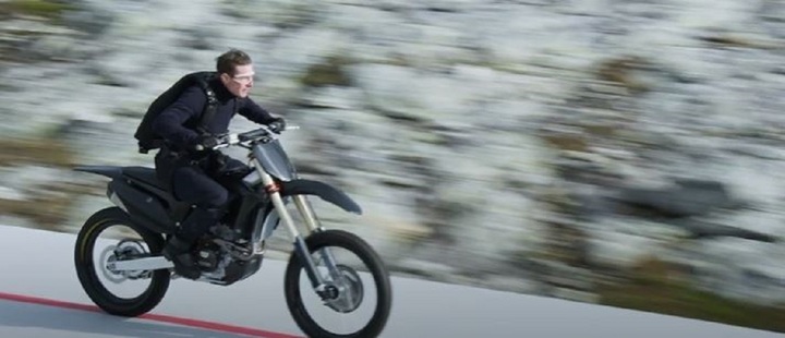 Cận cảnh màn lao xe qua vách núi đầy mạo hiểm của tài tử Tom Cruise ở phim mới