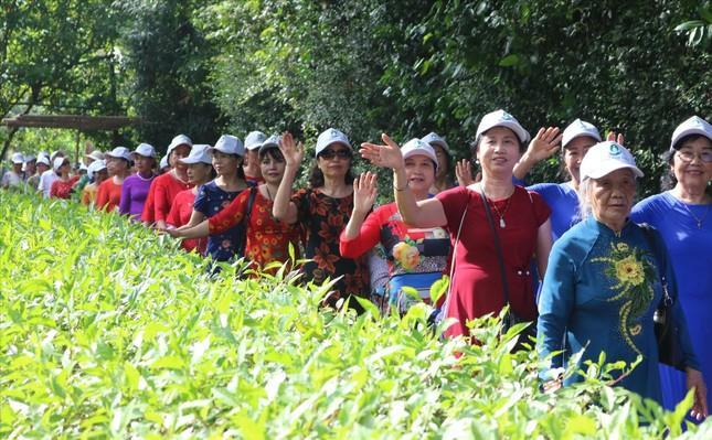 Từng dòng người đi trong thương nhớ...