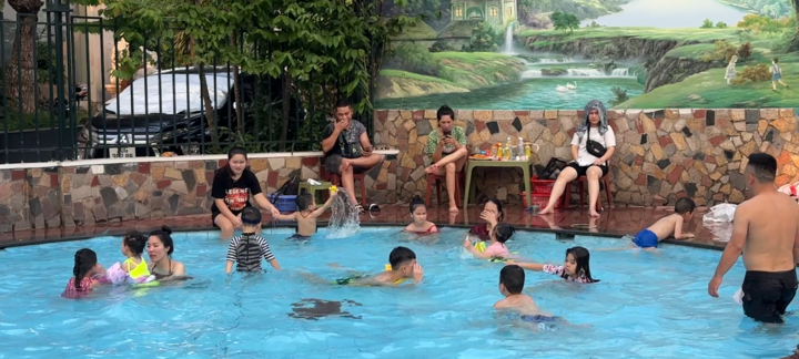 Nắng nóng kéo dài, người dân Hà Nội đổ xô đến bể bơi tắm giải nhiệt
