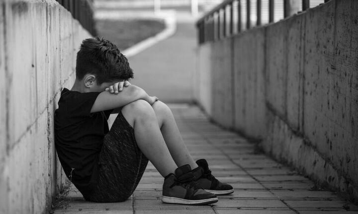 Con bị bắt nạt ở trường, cha mẹ phải làm gì?