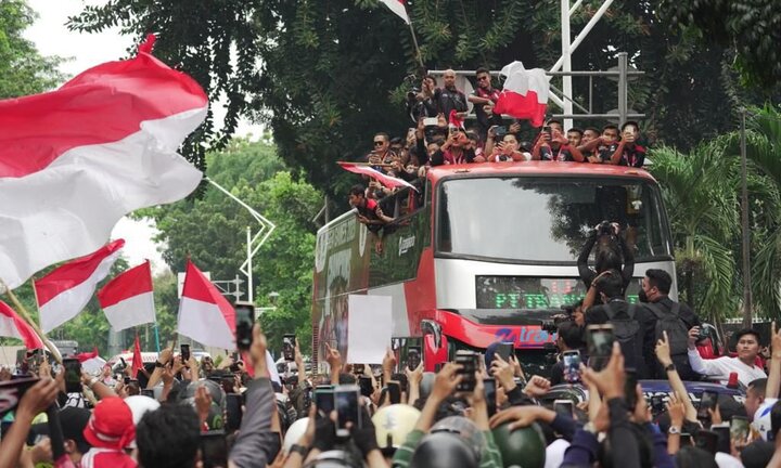 Biển người xuống phố ăn mừng U22 Indonesia vô địch SEA Games 32