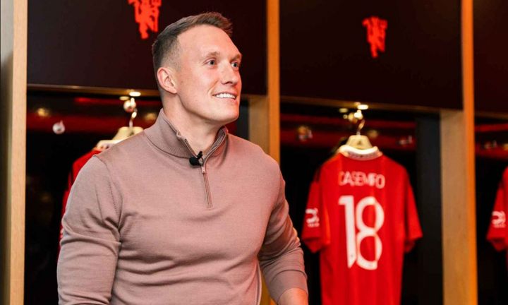 Man Utd tri ân Phil Jones sau 12 năm gắn bó