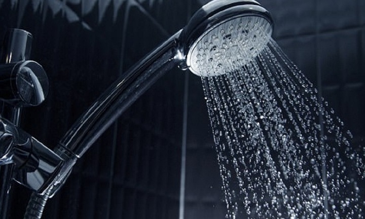 Tắm đêm và 4 tác hại nguy hiểm bạn cần biết