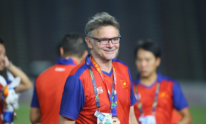 HLV Troussier tặng huy chương đồng SEA Games 32 cho trợ lý