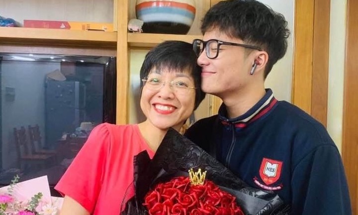 Con trai Thảo Vân - Công Lý: 'Nam thần' tuổi 18 ấm áp và hiếu thảo