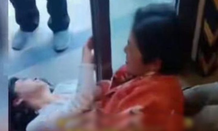 Chê con dâu học thức thấp không xứng với con trai, mẹ chồng đánh đấm dã man