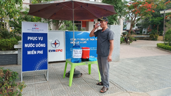 Gặp sự cố do nắng nóng, ngành điện và nước mong khách hàng chia sẻ