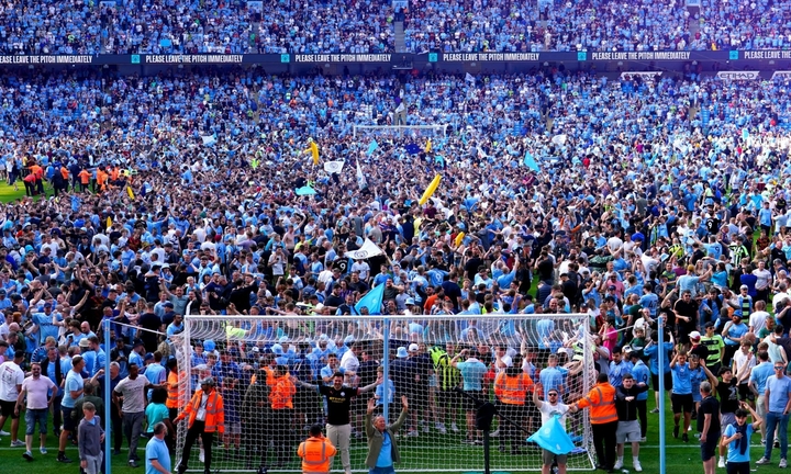 Cổ động viên Man City tràn xuống sân, náo loạn lễ trao cúp Ngoại Hạng Anh