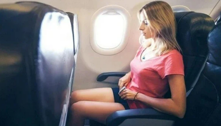 Vì sao đi máy bay không nên mặc váy ngắn?