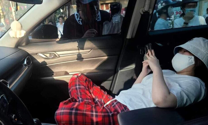 Tạm giữ ô tô của nữ tài xế nằm nghe nhạc, cố thủ sau khi vượt đèn đỏ