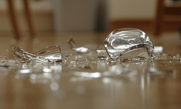 Bé trai 2 tuổi bị bà ngoại đánh dã man vì vô ý làm vỡ cốc