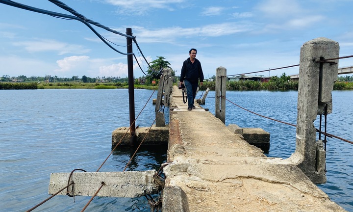 Dân đánh cược mạng sống qua cầu 'tử thần': Vì sao cầu mới chậm tiến độ?