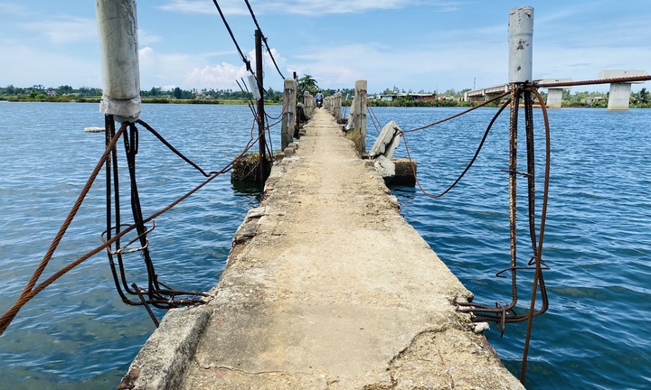 'Nín thở' qua cầu 'tử thần' ở Quảng Nam