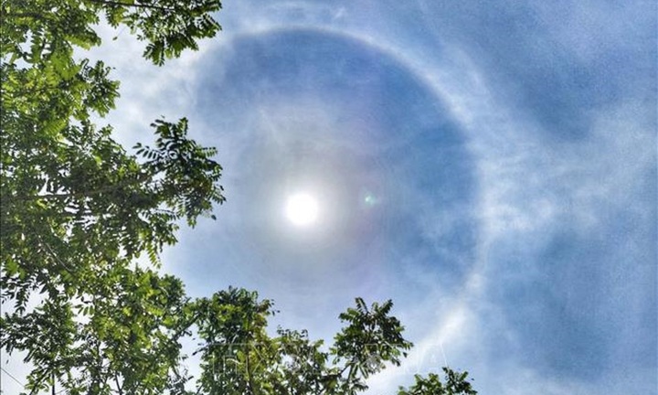 Quầng mặt trời tuyệt đẹp xuất hiện giữa trưa ở Điện Biên