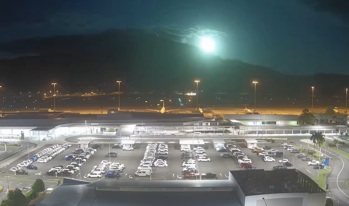 Sao băng xanh thắp sáng bầu trời đêm ở Australia