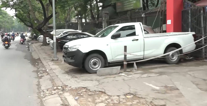Hãi hùng cảnh bãi xe, nhà hàng bủa vây công viên Tuổi trẻ Thủ đô