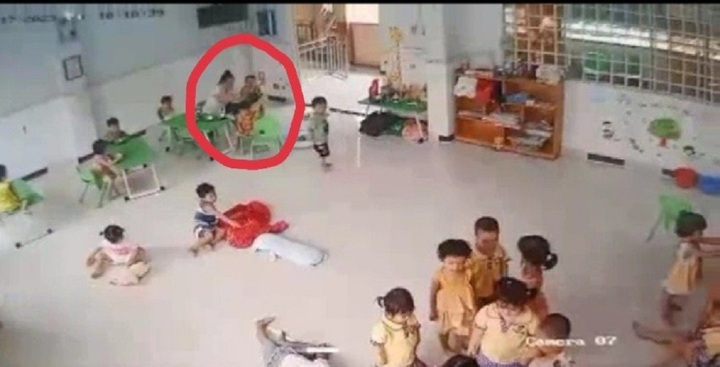 Bé trai 2 tuổi bị tát 31 cái vẫn hoảng sợ khi đến giờ ăn, giật mình vào buổi tối